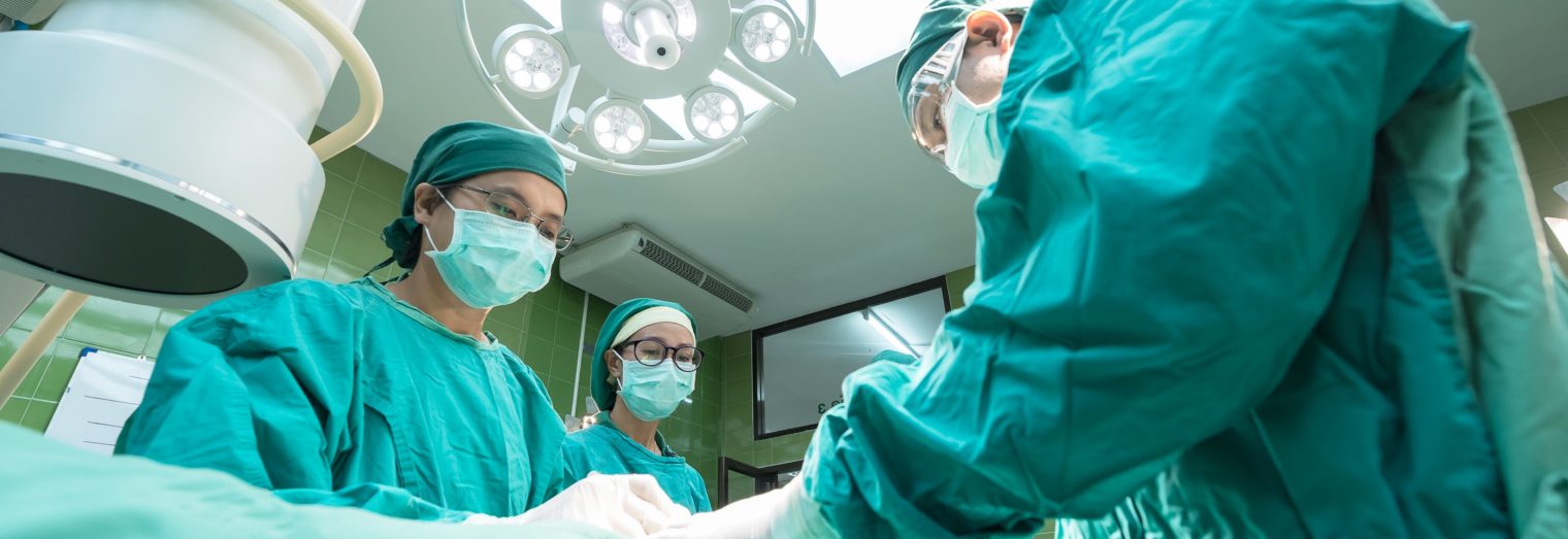 Illustration de chirurgiens et pleine opération dans une salle spécifiquement préparée