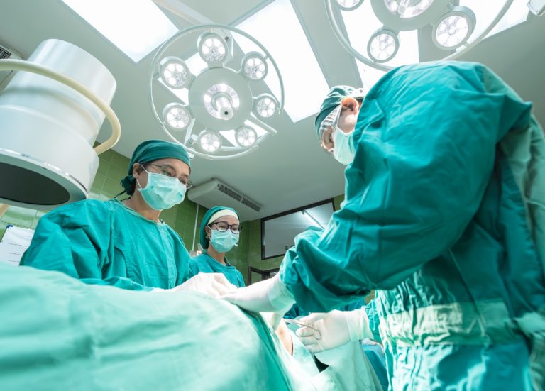 Illustration de chirurgiens et pleine opération dans une salle spécifiquement préparée