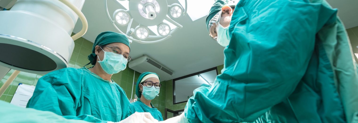 Illustration de chirurgiens et pleine opération dans une salle spécifiquement préparée