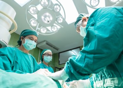 Illustration de chirurgiens et pleine opération dans une salle spécifiquement préparée